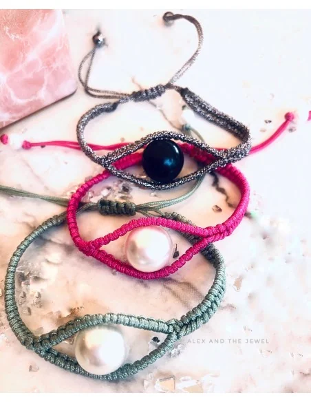 Χειροποίητο γυναικείο βραχιόλι μάτι μακραμέ σε γκρι, φούξια ή φυστικί με μεγάλη κεντρική πέρλα Adine