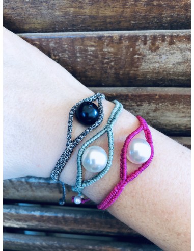 Χειροποίητο γυναικείο βραχιόλι μάτι μακραμέ σε γκρι, φούξια ή φυστικί με μεγάλη κεντρική πέρλα Adine
