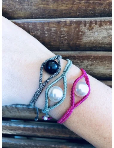 Χειροποίητο γυναικείο βραχιόλι μάτι μακραμέ σε γκρι, φούξια ή φυστικί με μεγάλη κεντρική πέρλα Adine