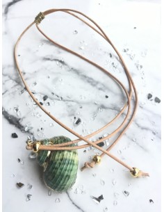 Χειροποίητο γυναικείο κολιέ με φυσικό κοχύλι σε πράσινο σε δερμάτινο κορδόνι Aphrodite 2