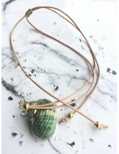 Χειροποίητο γυναικείο κολιέ με φυσικό κοχύλι σε πράσινο σε δερμάτινο κορδόνι Aphrodite 2