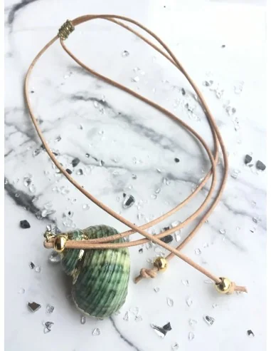 Χειροποίητο γυναικείο κολιέ με φυσικό κοχύλι σε πράσινο σε δερμάτινο κορδόνι Aphrodite
