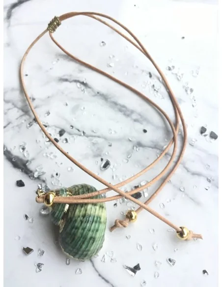 Χειροποίητο γυναικείο κολιέ με φυσικό κοχύλι σε πράσινο σε δερμάτινο κορδόνι Aphrodite