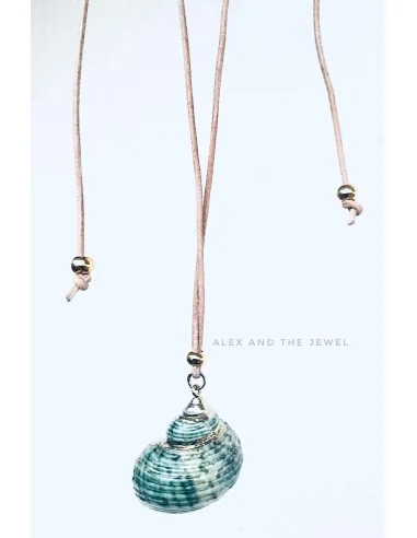 Χειροποίητο γυναικείο κολιέ με φυσικό κοχύλι σε πράσινο σε δερμάτινο κορδόνι Aphrodite