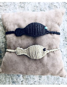 Χειροποίητο βραχιόλι μακραμέ σε σχέδιο ψαράκι σε μπεζ ή μαύρο My little fish 2
