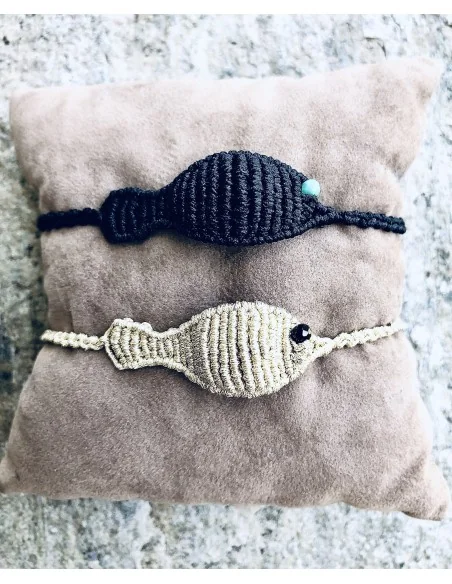 Χειροποίητο βραχιόλι μακραμέ σε σχέδιο ψαράκι σε μπεζ ή μαύρο My little fish