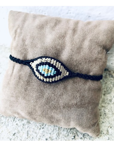 Χειροποίητο βραχιόλι με πλέξη μακραμέ σε σχέδιο μάτι σε μαύρο, μπεζ και γαλάζιο  Look