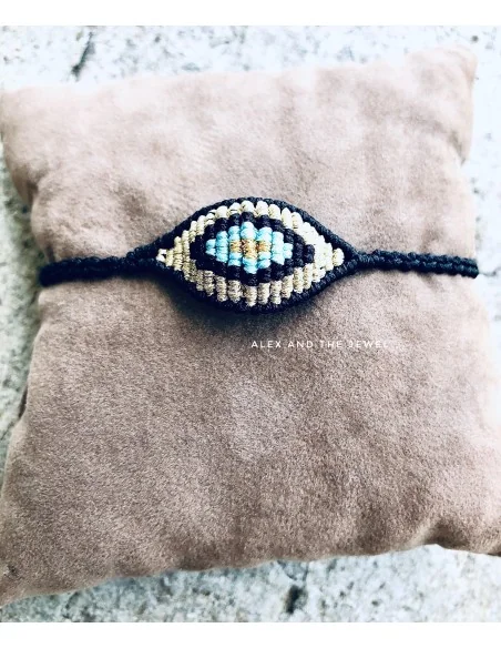 Χειροποίητο βραχιόλι με πλέξη μακραμέ σε σχέδιο μάτι σε μαύρο, μπεζ και γαλάζιο Look