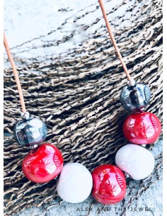 Χειροποίητο γυναικείο κολιέ με κεραμικά στοιχεία σε σχήμα μπίλιας σε λευκό, κόκκινο και μεταλλικό γκρι Fira