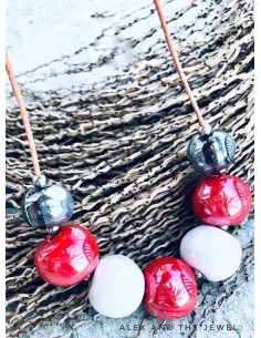 Χειροποίητο γυναικείο κολιέ με κεραμικά στοιχεία σε σχήμα μπίλιας σε λευκό, κόκκινο και μεταλλικό γκρι Fira