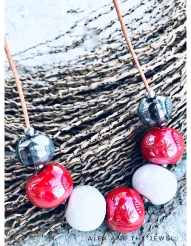 Χειροποίητο γυναικείο κολιέ με κεραμικά στοιχεία σε σχήμα μπίλιας σε λευκό, κόκκινο και μεταλλικό γκρι Fira