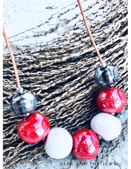 Χειροποίητο γυναικείο κολιέ με κεραμικά στοιχεία σε σχήμα μπίλιας σε λευκό, κόκκινο και μεταλλικό γκρι Fira