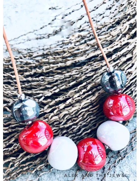 Χειροποίητο γυναικείο κολιέ με κεραμικά στοιχεία σε σχήμα μπίλιας σε λευκό, κόκκινο και μεταλλικό γκρι Fira