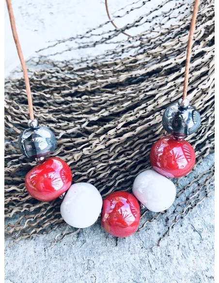 Χειροποίητο γυναικείο κολιέ με κεραμικά στοιχεία σε σχήμα μπίλιας σε λευκό, κόκκινο και μεταλλικό γκρι Fira