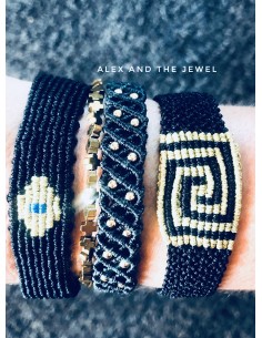 Χειροποίητο φαρδύ γυναικείο βραχιόλι μακραμέ σε μαύρο και χρυσό σε σχέδιο μαίανδρου Maiandros 2