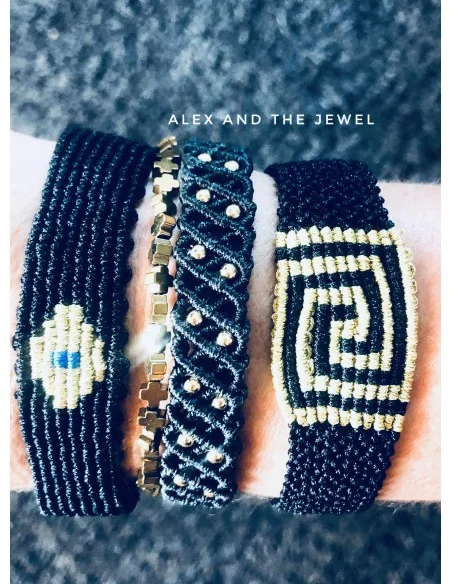 Χειροποίητο φαρδύ γυναικείο βραχιόλι μακραμέ σε μαύρο και χρυσό σε σχέδιο μαίανδρου Maiandros Χειροποίητο φαρδύ γυναικείο βραχιόλι μακραμέ σε μαύρο και χρυσό σε σχέδιο μαίανδρου Maiandros