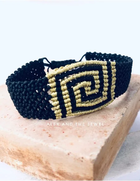 Χειροποίητο φαρδύ γυναικείο βραχιόλι μακραμέ σε μαύρο και χρυσό σε σχέδιο μαίανδρου Maiandros Χειροποίητο φαρδύ γυναικείο βραχιόλι μακραμέ σε μαύρο και χρυσό σε σχέδιο μαίανδρου Maiandros