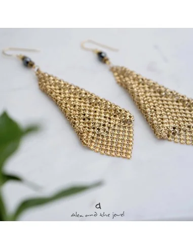 Χειροποίητα γυναικεία σκουλαρίκια από πλέγμα σε χρυσό χρώμα, δεμένο με ημιπολύτιμες πέτρες αιματίτη σε ανθρακί και χρυσό χρώμα