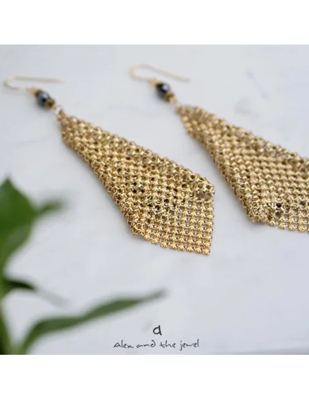 Χειροποίητα γυναικεία σκουλαρίκια από πλέγμα σε χρυσό χρώμα, δεμένο με ημιπολύτιμες πέτρες αιματίτη σε ανθρακί και χρυσό χρώμα