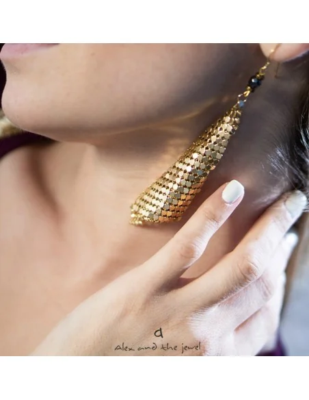 Χειροποίητα γυναικεία σκουλαρίκια από πλέγμα σε χρυσό χρώμα, δεμένο με ημιπολύτιμες πέτρες αιματίτη σε ανθρακί και χρυσό χρώμα