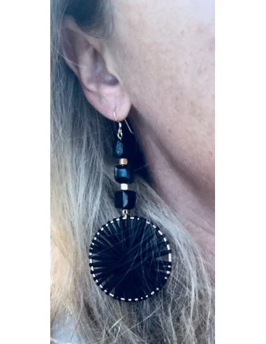 Κόσμημα σκουλαρίκια με κυκλικό μαύρο στοιχείο με δέρμα, μαύρα κρύσταλλα και επίχρυσους κύβους Achinos