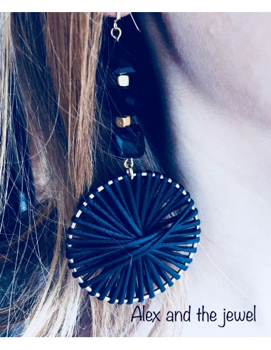 Κόσμημα σκουλαρίκια με κυκλικό μαύρο στοιχείο με δέρμα, μαύρα  κρύσταλλα και επίχρυσους κύβους Achinos