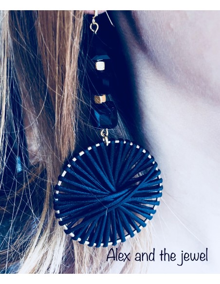 Κόσμημα σκουλαρίκια με κυκλικό μαύρο στοιχείο με δέρμα, μαύρα  κρύσταλλα και επίχρυσους κύβους Achinos