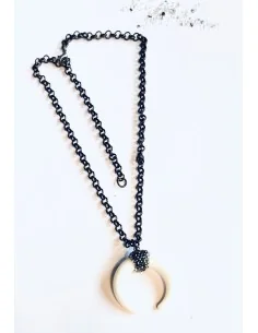 Χειροποίητο κολιέ με κεντρικό στοιχείο λευκό πέταλο με πέτρες Μαρκασίτη σε μαύρη αλυσίδα West