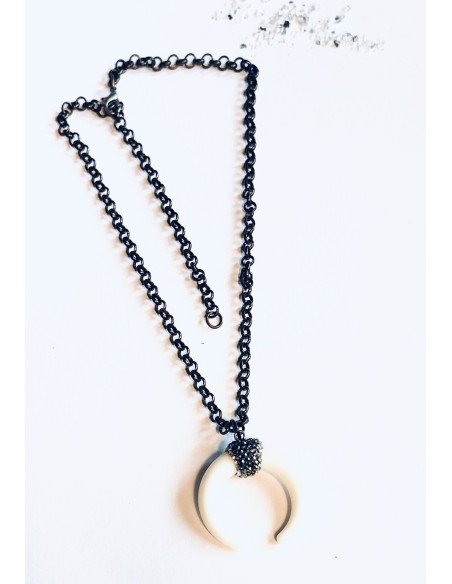 Χειροποίητο κολιέ με κεντρικό στοιχείο λευκό πέταλο με πέτρες Μαρκασίτη σε μαύρη αλυσίδα West