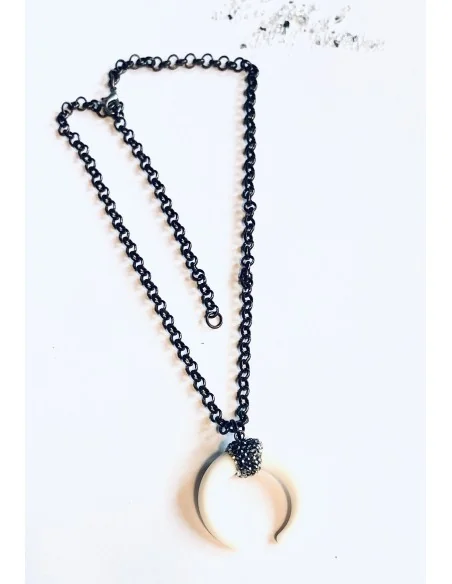 Χειροποίητο κολιέ με κεντρικό στοιχείο λευκό πέταλο με πέτρες Μαρκασίτη σε μαύρη αλυσίδα West