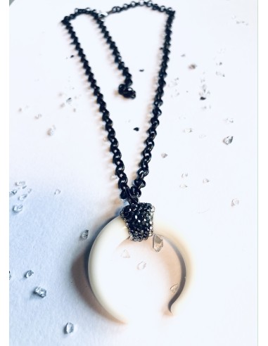 Χειροποίητο κολιέ με κεντρικό στοιχείο λευκό πέταλο με πέτρες Μαρκασίτη σε μαύρη αλυσίδα West