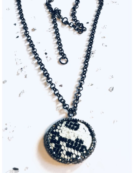 Χειροποίητο γυναικείο κολιέ με κεντρικό στοιχείο με τεχνόδερμα σε animal print και πέτρες Μαρκασίτη σε μαύρη αλυσίδα  Budapest