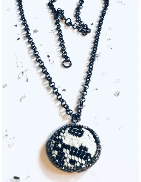 Χειροποίητο γυναικείο κολιέ με κεντρικό στοιχείο με τεχνόδερμα σε animal print και πέτρες Μαρκασίτη σε μαύρη αλυσίδα Budapest