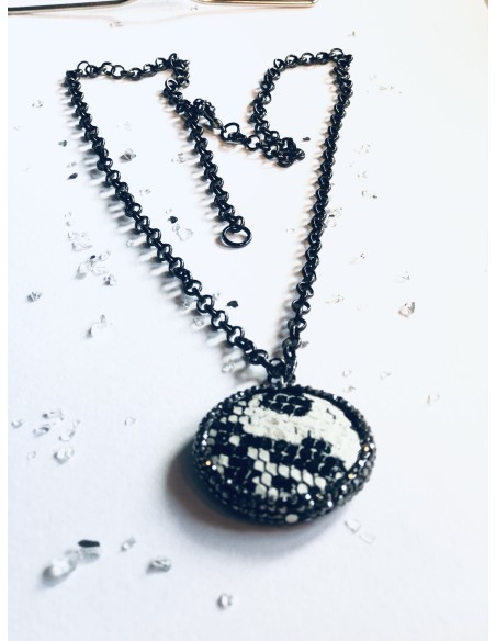 Χειροποίητο γυναικείο κολιέ με κεντρικό στοιχείο με τεχνόδερμα σε animal print και πέτρες Μαρκασίτη σε μαύρη αλυσίδα  Budapest