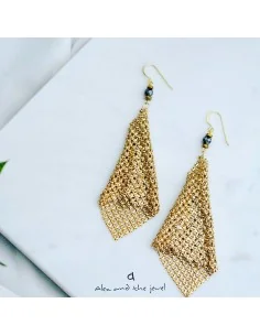 Χειροποίητα γυναικεία σκουλαρίκια από πλέγμα σε χρυσό χρώμα, δεμένο με ημιπολύτιμες πέτρες αιματίτη σε ανθρακί και χρυσό χρώμα 2