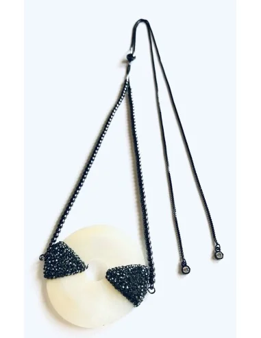 Χειροποίητο γυναικείο κολιέ με κεντρικό στρογγυλό στοιχείο από φίλντισι και πέτρες Μαρκασίτη σε αλυσίδα με μπίλιες Frini