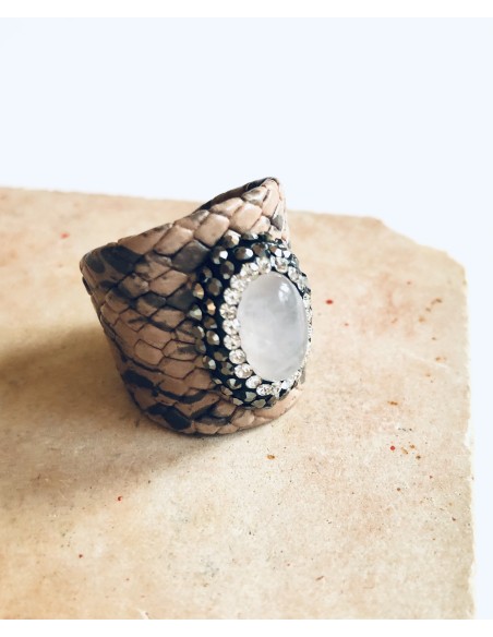 Γυναικείο δαχτυλίδι από τεχνόδερμα και οβάλ πέτρα Ellis Γυναικείο δαχτυλίδι από τεχνόδερμα και οβάλ πέτρα Ellis