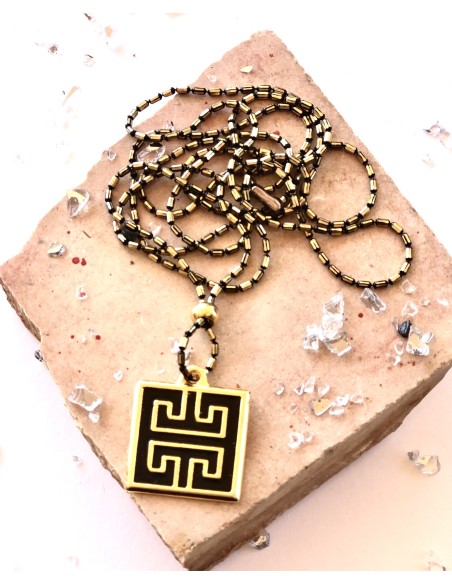 Χειροποίητο γυναικείο κολιέ με κρεμαστό επίχρυσο στοιχείο σε μαύρο και χρυσό σε αλυσίδα διαμαντοκοπής Kleida