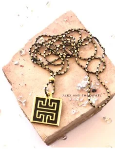 Χειροποίητο γυναικείο κολιέ με κρεμαστό επίχρυσο στοιχείο σε μαύρο και χρυσό σε αλυσίδα διαμαντοκοπής Kleida 2