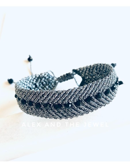 Χειροποίητο βραχιόλι με πλέξη μακραμέ σε μαύρο, γκρι και χρυσό με κρύσταλλα Τσεχίας κεντρικά Dildaα