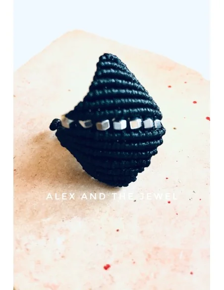 Χειροποίητο γυναικείο μακραμέ μαύρο δαχτυλίδι με ασημί πέτρες Αιματίτη Joan