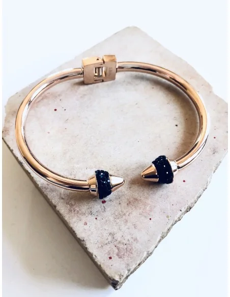 Χειροπέδα από ατσάλι σε ροζ χρυσό με μαύρα ζιργκόν Cassiopeia Χειροπέδα από ατσάλι σε ροζ χρυσό με μαύρα ζιργκόν Cassiopeia