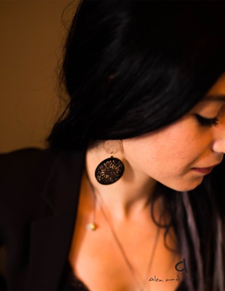 Κόσμημα σκουλαρίκια με διπλό μαύρο ματ φιλιγκρί δίσκο με κρύσταλλα και μικρό ροζ χρυσό δίσκο και γάντζους από ασήμι 925 Kyklos