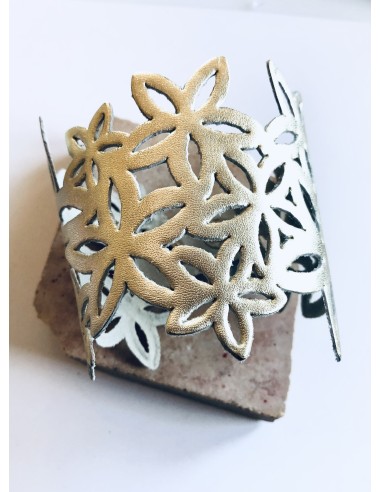 Χειροποίητο δερμάτινο διάτρητο βραχιόλι σε μαύρο ή χρυσό με κούμπωμα τρουκς Rose