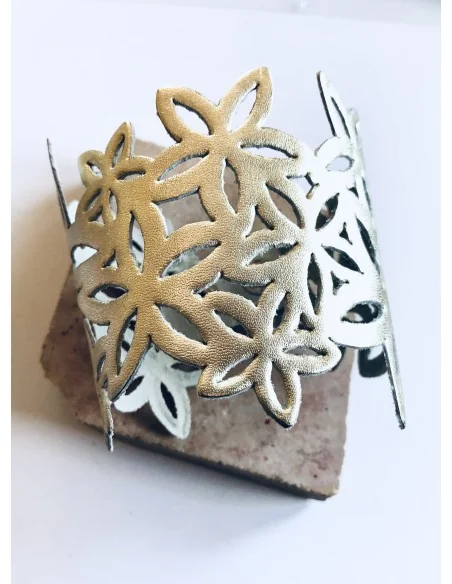 Χειροποίητο δερμάτινο διάτρητο βραχιόλι σε μαύρο ή χρυσό με κούμπωμα τρουκς Rose