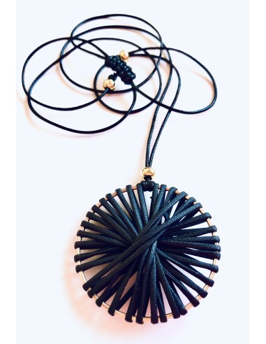 Χειροποίητο κρεμαστό στοιχείο σε μαύρο χρώμα δεμένο σε γυαλιστερό κορδόνι με αυξομείωση και διακοσμητικές επίχρυσες μπίλιες