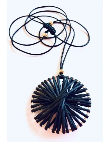 Χειροποίητο κρεμαστό στοιχείο σε μαύρο χρώμα δεμένο σε γυαλιστερό κορδόνι με αυξομείωση και διακοσμητικές επίχρυσες μπίλιες