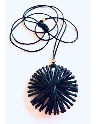 Χειροποίητο κρεμαστό στοιχείο σε μαύρο χρώμα δεμένο σε γυαλιστερό κορδόνι με αυξομείωση και διακοσμητικές επίχρυσες μπίλιες