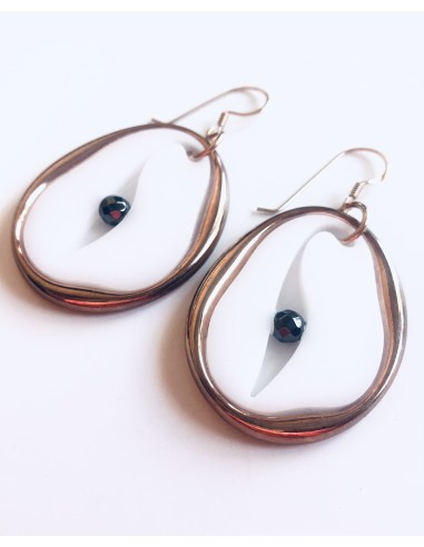 Κόσμημα σκουλαρίκια σε λευκό ή μαύρο... Κόσμημα σκουλαρίκια σε λευκό ή μαύρο...