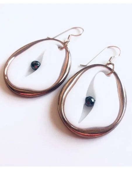 Κόσμημα σκουλαρίκια σε λευκό ή μαύρο με πλαίσιο σε χρυσό ή ροζ χρυσό με κεντρική ημιπολύτιμη πέτρα Αιματίτη ή πέρλα Tiger Eye